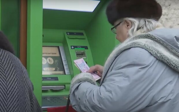 Банкоматы "ПриватБанка" лишают украинцев денег: под угрозой каждый владелец карты