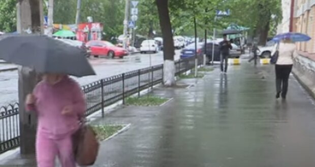 Резкое потепление до +25, но с ливнями: погода поразит мощным циклоном – где будет очень холодно