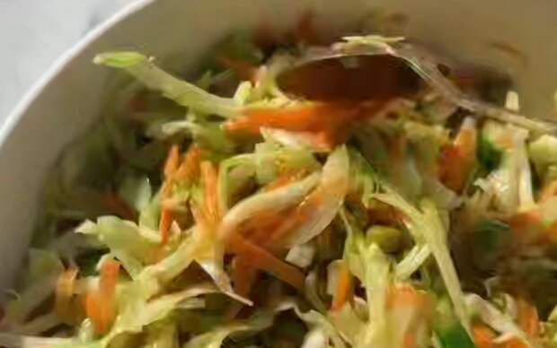 Салат, который хрустит счастьем: капустный микс с морковкой и горошком, этот рецепт спасет всегда