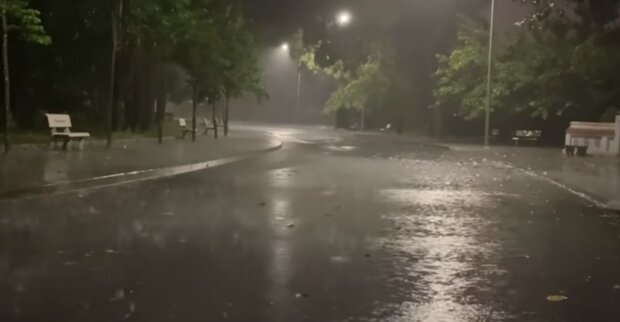 Погода "разорвет" опасным контрастом: мощные ливни, похолодание и жара под +30