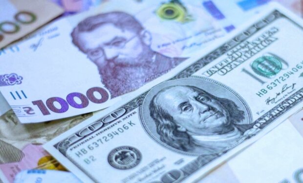 Поменять 100 долларов: какие проблемы теперь ждут всех в обменках и на кассах банков