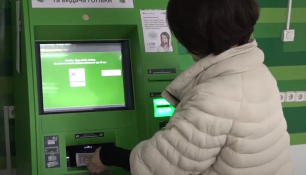 "ПриватБанк" лишает украинцев социальных выплат: деньги не дойдут нуждающимся