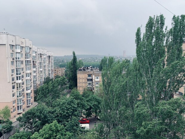 Холодная осенняя погода в июне: Украину накроют ливни с грозами, штормы и шквалы