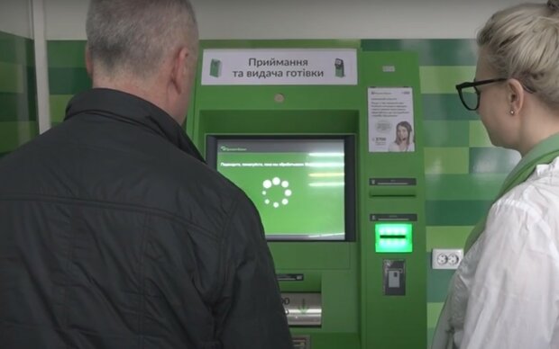 "ПриватБанк" начал массово лишать украинцев денег и блокировать карты: "Приват24" и пару дней