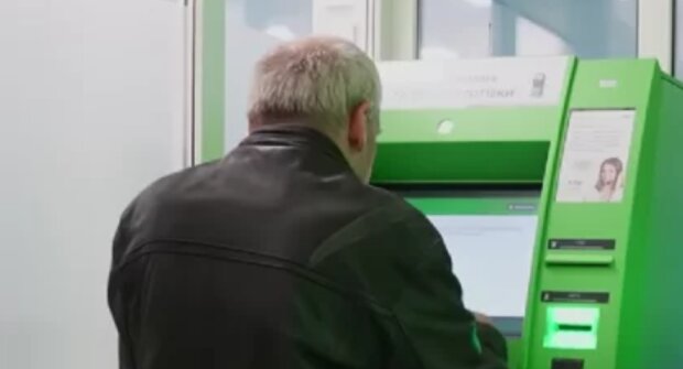 "ПриватБанк" срочно предупредил всех пенсионеров: если выплаты не приходят, не удивляйтесь