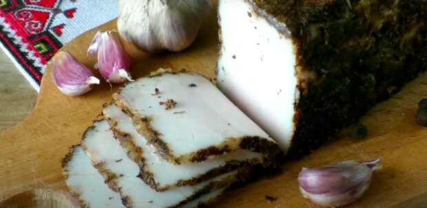 Как приготовить вкусное домашнее сало в банке на зиму: простой пошаговый рецепт