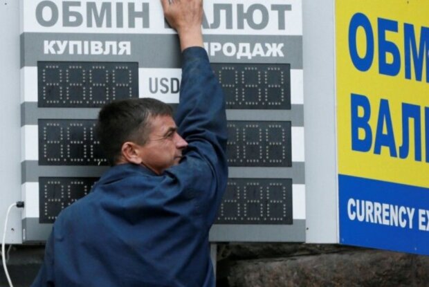 Валюта снова обновляет курсы: чего ждать от доллара и евро?