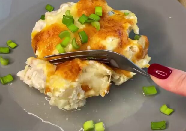 Курица с цветной капустой под сырной корочкой: простой рецепт ужина в духовке