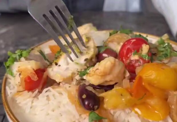 Нежная белая рыба с томатами и оливками: рецепт домашнего ресторана