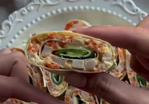 Нежнейший рулет с курицей и корейской морковкой: готовим праздник вкусно!