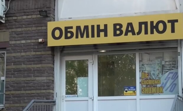 Доллар опять перекосило: Нацбанк расшатал курс валют, в обменках паника