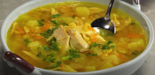 Осенний уют: вкусный рецепт горохового супа с курицей
