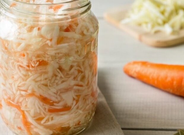 Вкусная и хрустящая домашняя квашеная капуста: простой рецепт полезного продукта на зиму