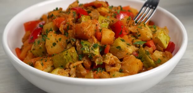 Простое согревающее овощное рагу с куриной грудкой