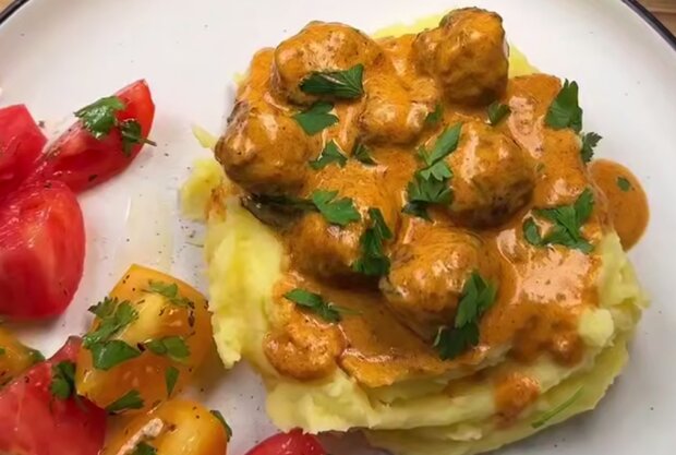 Тефтельки, как из детства: рецепт в нежном сливочно-томатном соусе к пюрешке и теплу