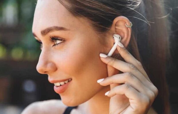 Привычка носить только один наушник может оставить вас без слуха: врачи испугали прогнозом и последствиями