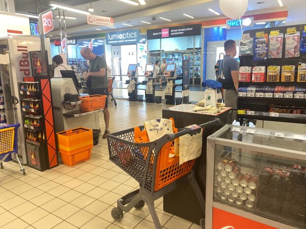 В Украине из магазинов исчезает главный продукт: производители держат цены на зубах, но надолго их не хватит