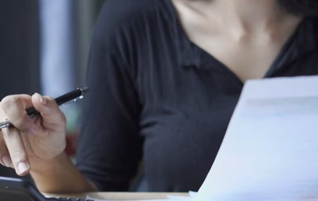 Дополнительно по 20%: украинцам начали прилетать налоги за переводы