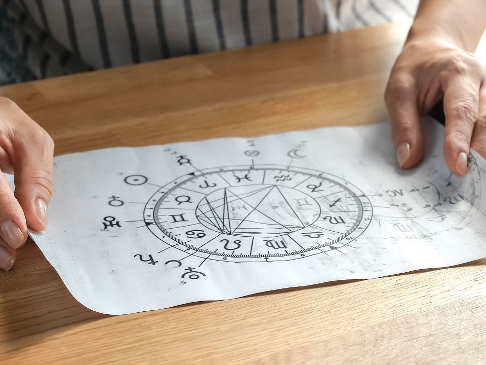 Овны - стоп, наломаете дров, Раки - безопасность на кону, Козероги - найдете приключения: гороскоп на 6 декабря 2025 года