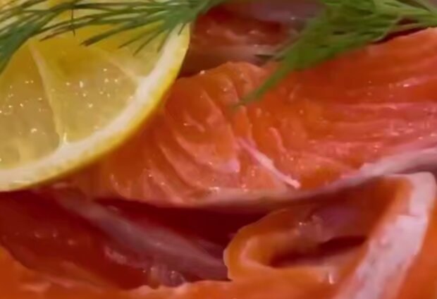 Красная рыба к Новому году: проще не бывает. Рецепт домашней слабосоленой форели за сутки