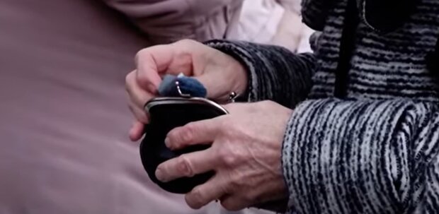 Потеря пенсии из-за почерка в трудовой: украинцев оставляют без стажа и выплат