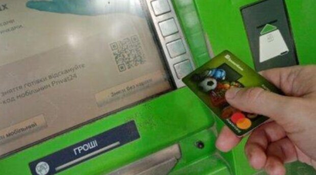 Переводы денег по новым правилам: банковские карты украинцев под тотальным контролем