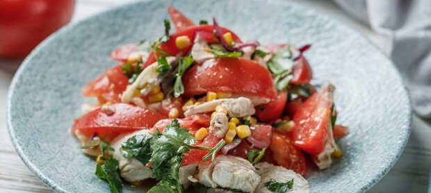 Вкусный и нежный салат с курицей и мацареллой на Новый год: рецепт праздничного чуда