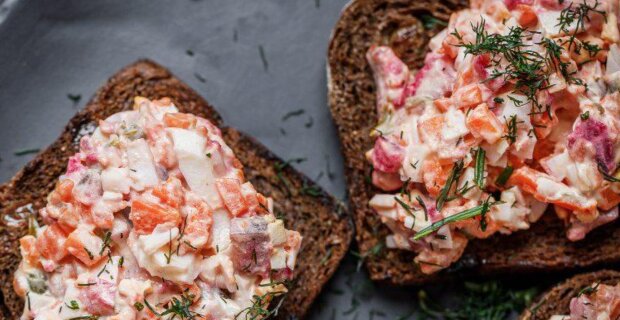 "Шуба" - прошлый век: рецепт вкуснейшей закуски с селедкой и каперсами на Новый год