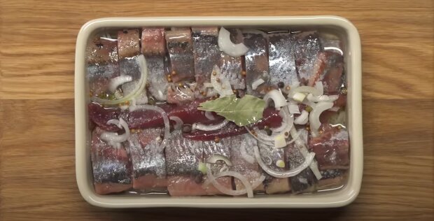 Невероятно вкусная сельдь, которую не купить ни в одном магазине: рецепт этого маринада держат в секрете