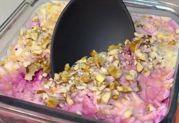 Рецепт слоеного салата с куриным филе и свеклой: удачное сочетание, котрое утирает нос "Шубе"