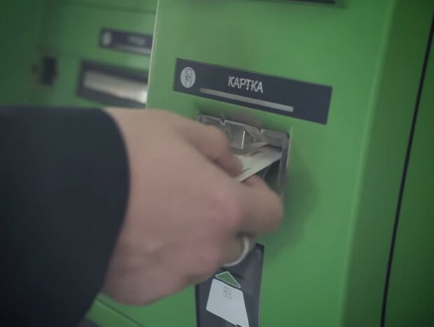 Деньги не снимите: ПриватБанк ограничивает работу старых карт