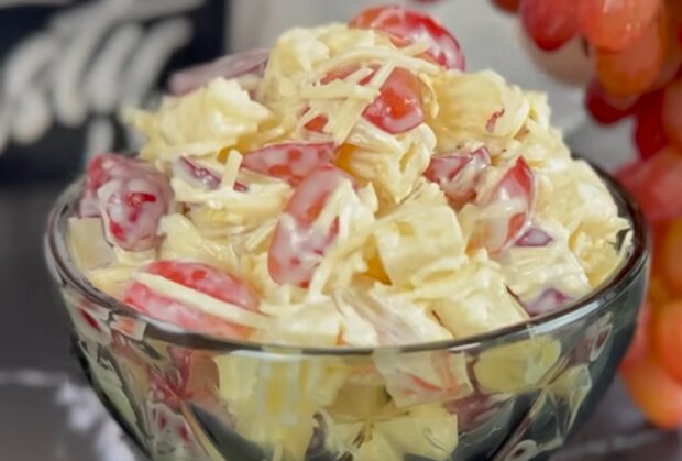 Салат с сыром и виноградом, на готовку которого уйдет 10 минут: рецепт для срочности