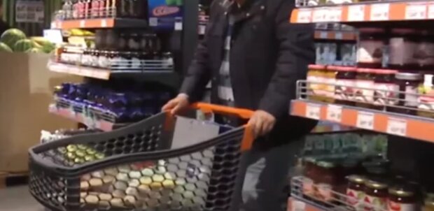 Дефицит продуктов и большой рост цен: что ждет украинцев