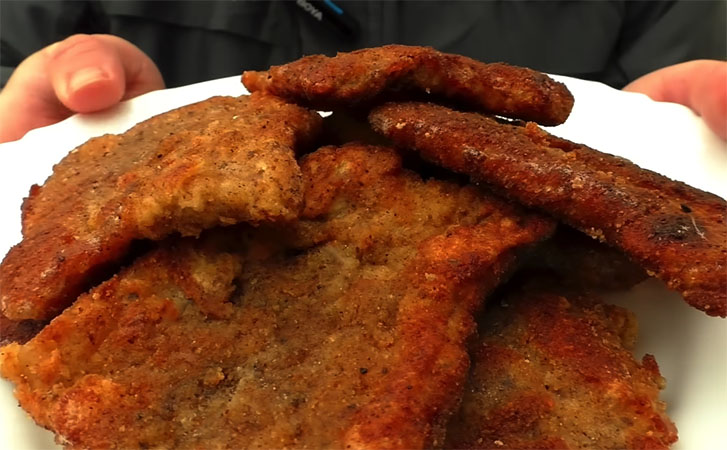 Простое и вкусное блюдо: как быстро приготовить хрустящие отбивные из сала