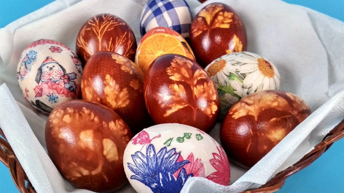 Как красиво покрасить яйца на Пасху без использования химических красителей