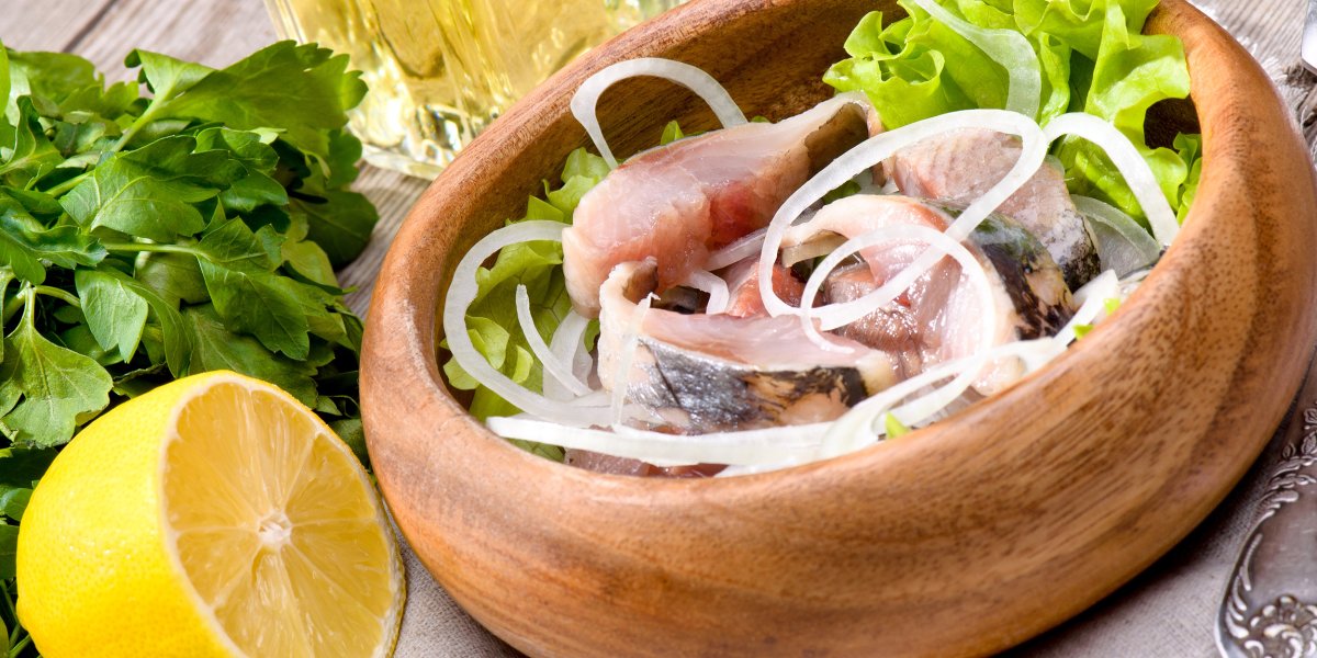Вкуснее магазинной в сто раз: как засолить сельдь в домашних условиях
