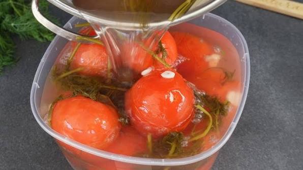 Быстрые маринованные помидоры за одну ночь: простой рецепт
