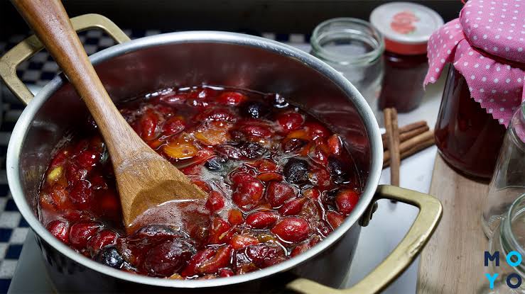 Не удаляйте косточки! Варенье из алычи получается густым, как мармелад